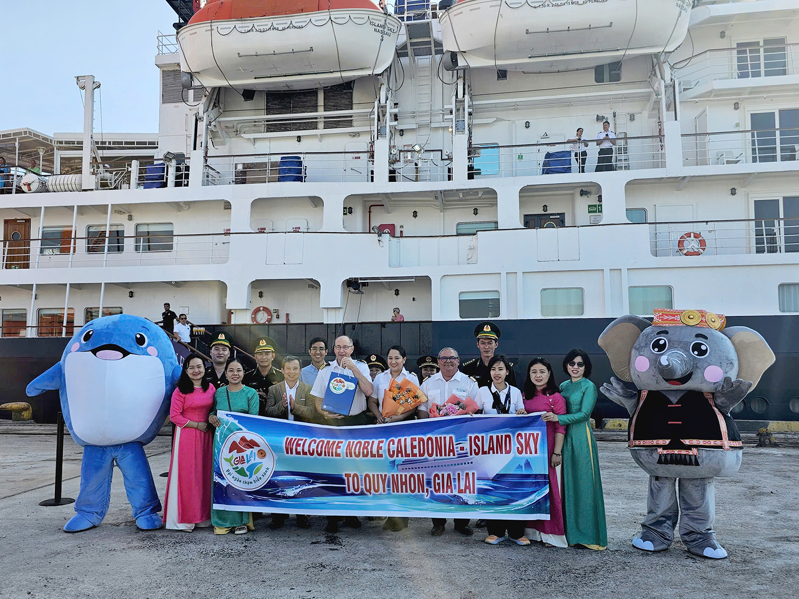 tau du lich quoc te noble caledonia – island sky dua du khach den pho bien quy nhon - 1