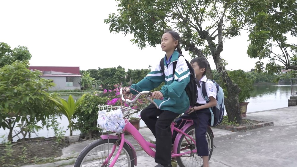 MC Dương Hồng Phúc, Đình Tú và Ngọc Huyền xót xa hoàn cảnh cô bé mồ côi mẹ, chăm sóc cha và anh trai bị thiểu năng trí tuệ - 2