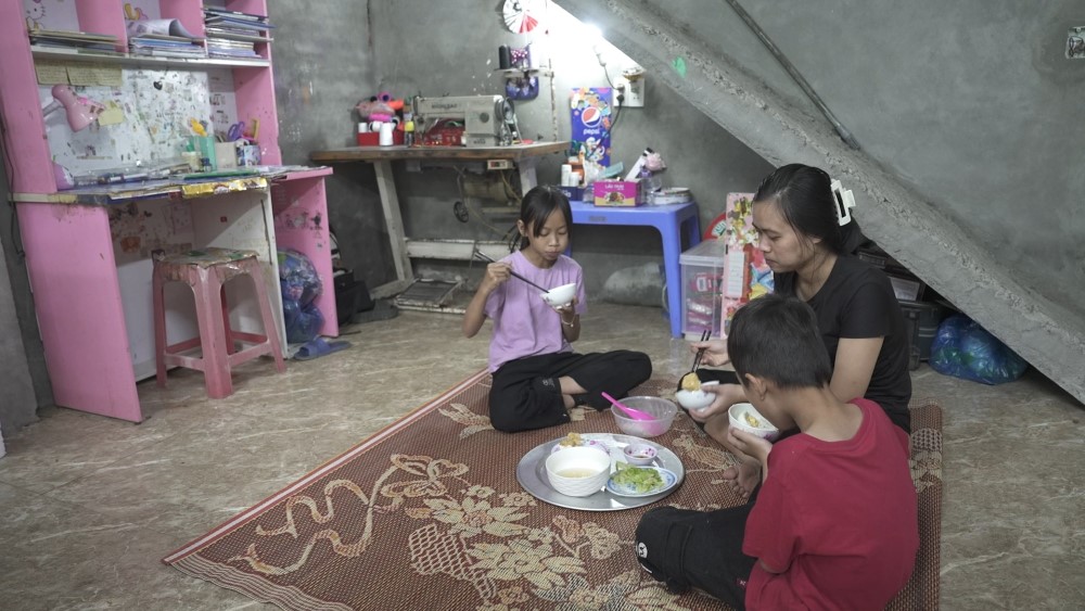 MC Dương Hồng Phúc, Đình Tú và Ngọc Huyền xót xa hoàn cảnh cô bé mồ côi mẹ, chăm sóc cha và anh trai bị thiểu năng trí tuệ - 3