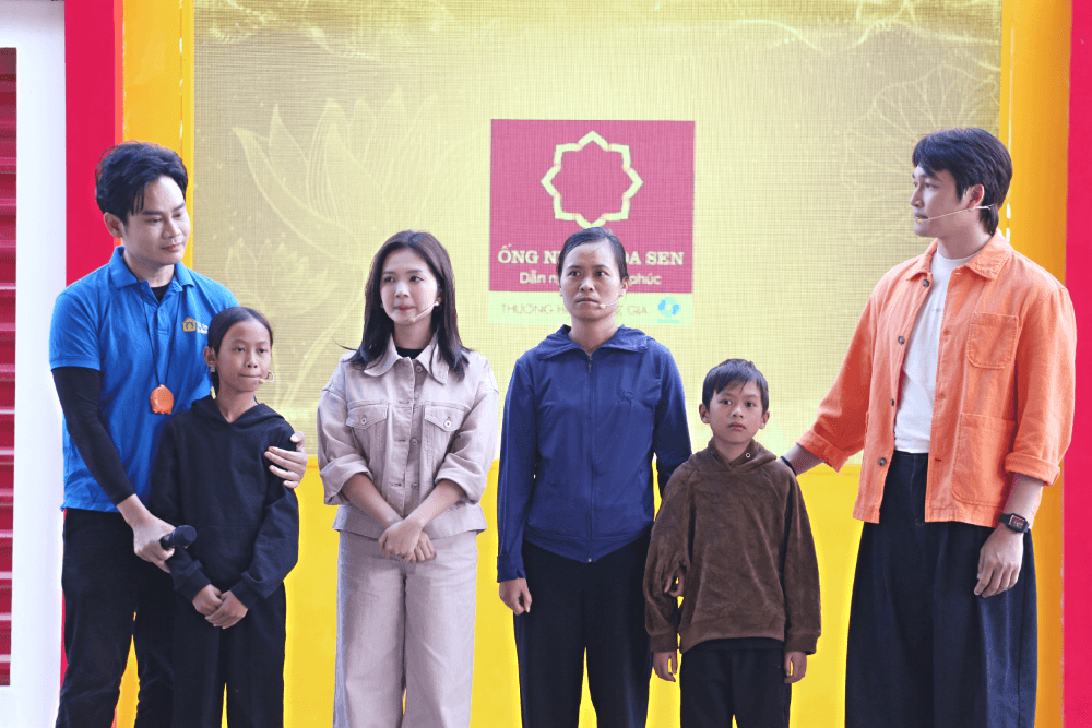 MC Dương Hồng Phúc, Đình Tú và Ngọc Huyền xót xa hoàn cảnh cô bé mồ côi mẹ, chăm sóc cha và anh trai bị thiểu năng trí tuệ - 4