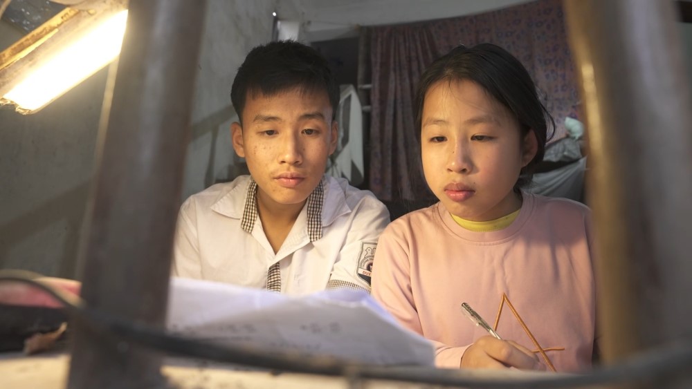 MC Dương Hồng Phúc, Đình Tú và Ngọc Huyền xót xa hoàn cảnh cô bé mồ côi mẹ, chăm sóc cha và anh trai bị thiểu năng trí tuệ - 5