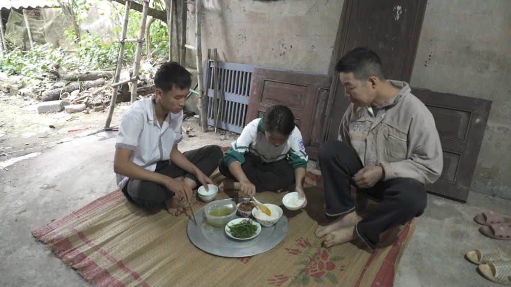 MC Dương Hồng Phúc, Đình Tú và Ngọc Huyền xót xa hoàn cảnh cô bé mồ côi mẹ, chăm sóc cha và anh trai bị thiểu năng trí tuệ - 6