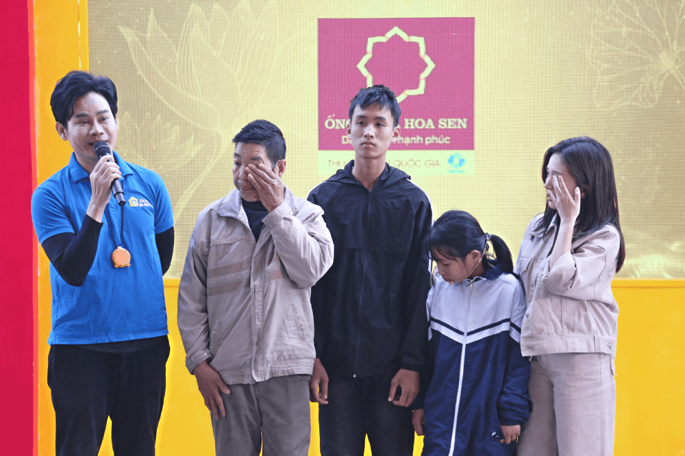 MC Dương Hồng Phúc, Đình Tú và Ngọc Huyền xót xa hoàn cảnh cô bé mồ côi mẹ, chăm sóc cha và anh trai bị thiểu năng trí tuệ - 7