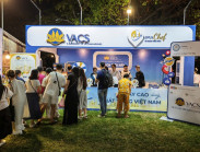 Giới trẻ 'oanh tạc' lễ hội 500 món ngon, xếp hàng đợi trà sữa trên không 10.000 m