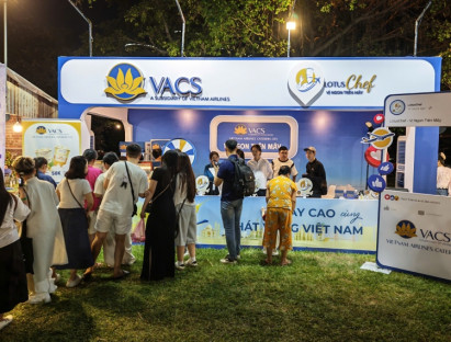 Ăn gì - Giới trẻ 'oanh tạc' lễ hội 500 món ngon, xếp hàng đợi trà sữa trên không 10.000 m