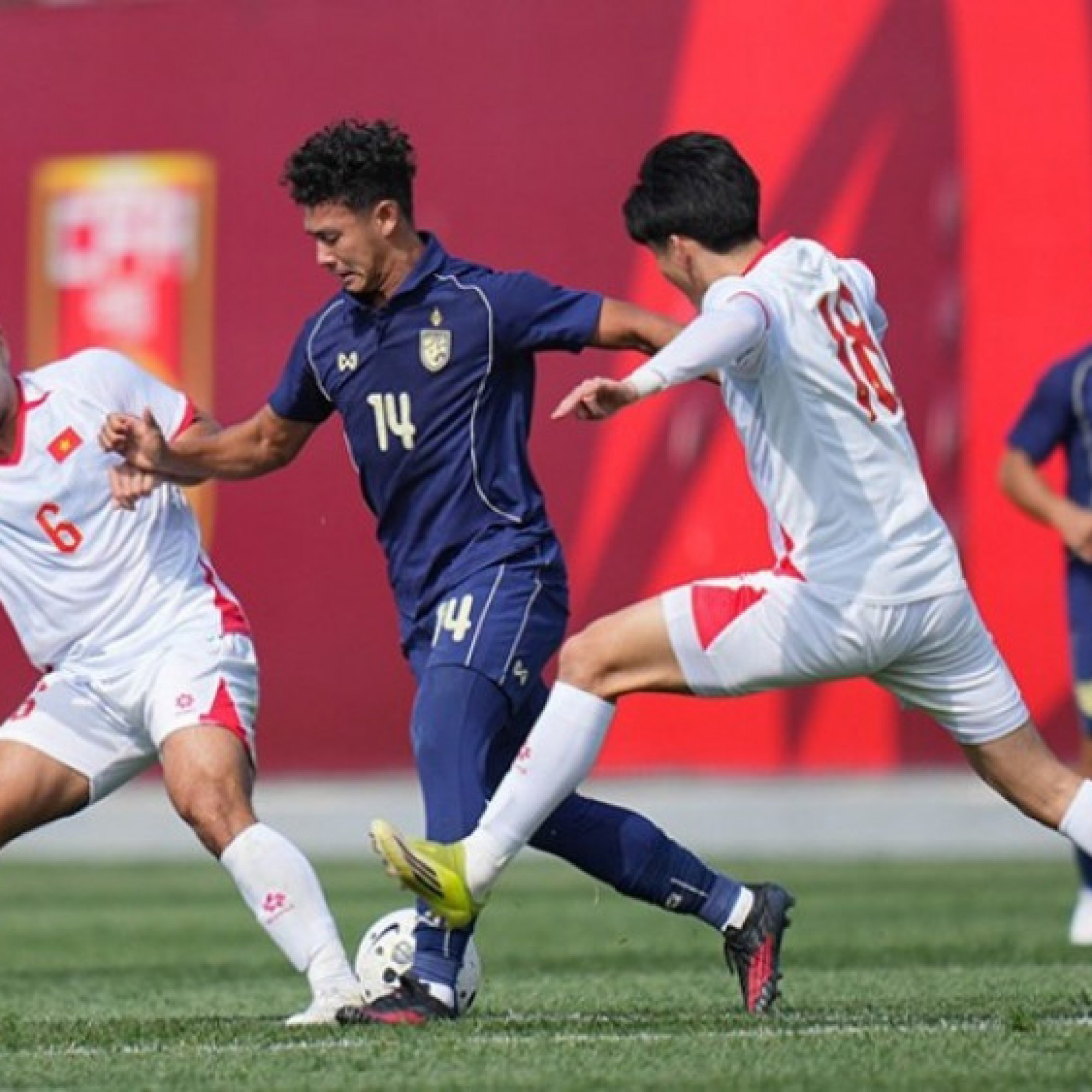  - Video bóng đá U23 Việt Nam - U23 Thái Lan: Phủ đầu choáng váng, điểm sáng Văn Bình (CFA Team China)