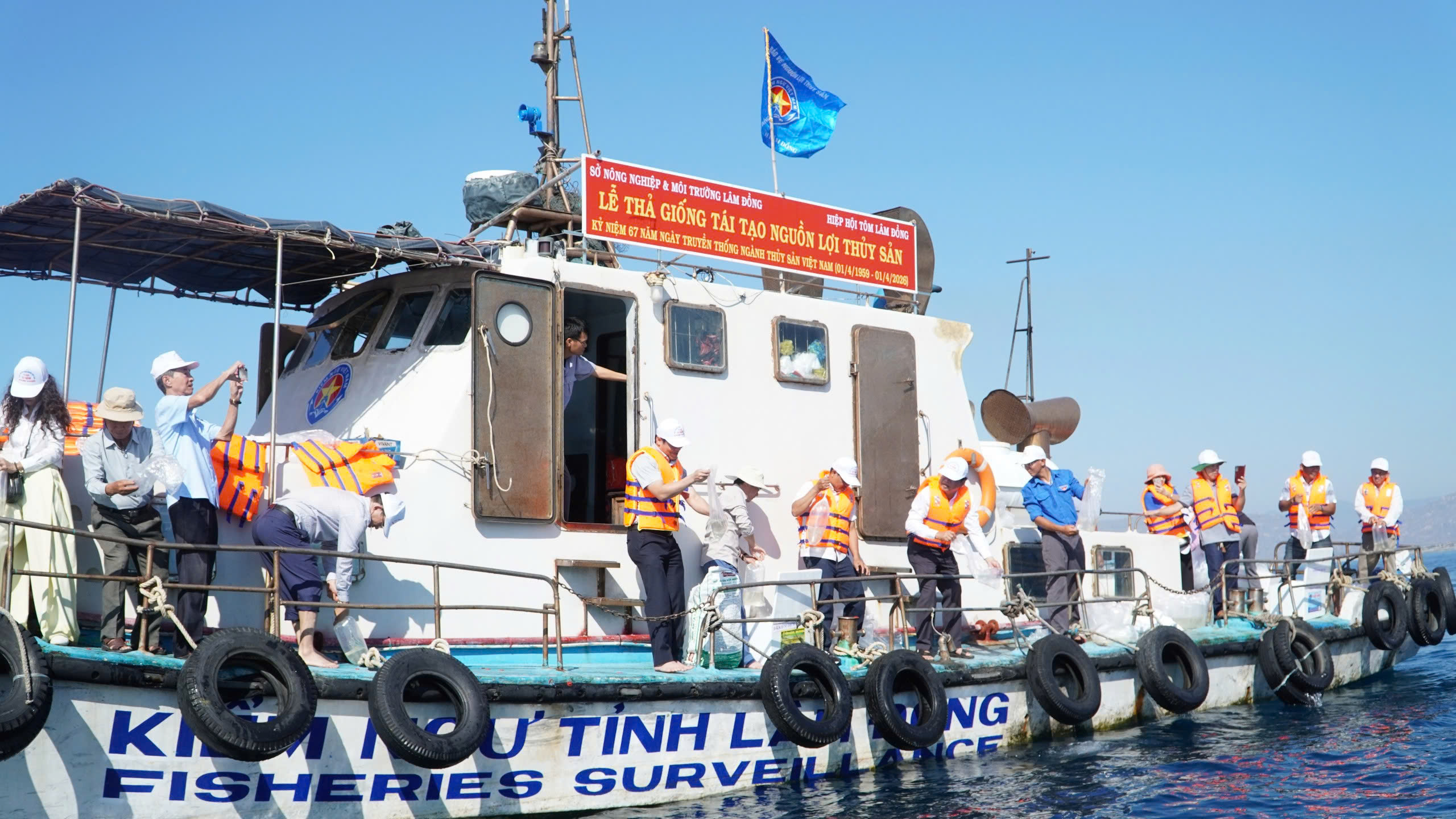 Lâm Đồng thả 1,4 triệu con giống tái tạo nguồn lợi thủy sản - 1