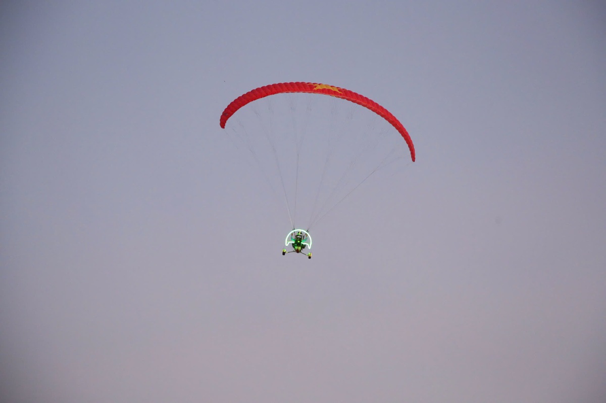 Dù lượn tỏa sáng, khuấy động không gian ven sông Sài Gòn - 3