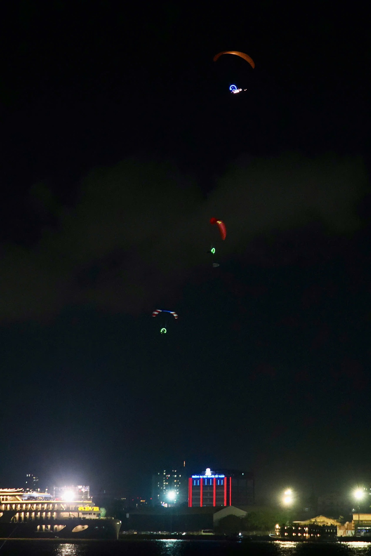 Dù lượn tỏa sáng, khuấy động không gian ven sông Sài Gòn - 5