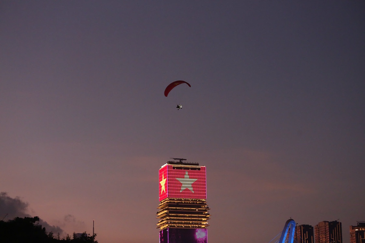 Dù lượn tỏa sáng, khuấy động không gian ven sông Sài Gòn - 6