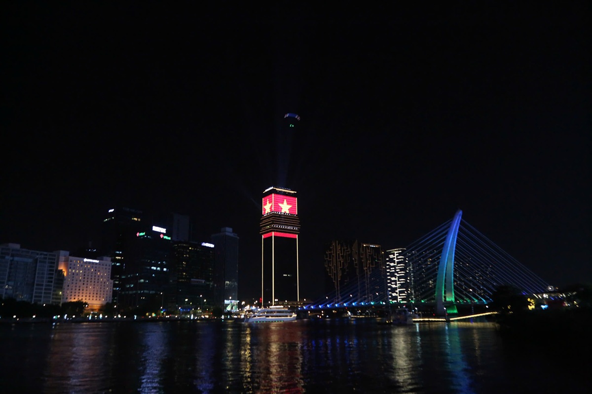 Dù lượn tỏa sáng, khuấy động không gian ven sông Sài Gòn - 1