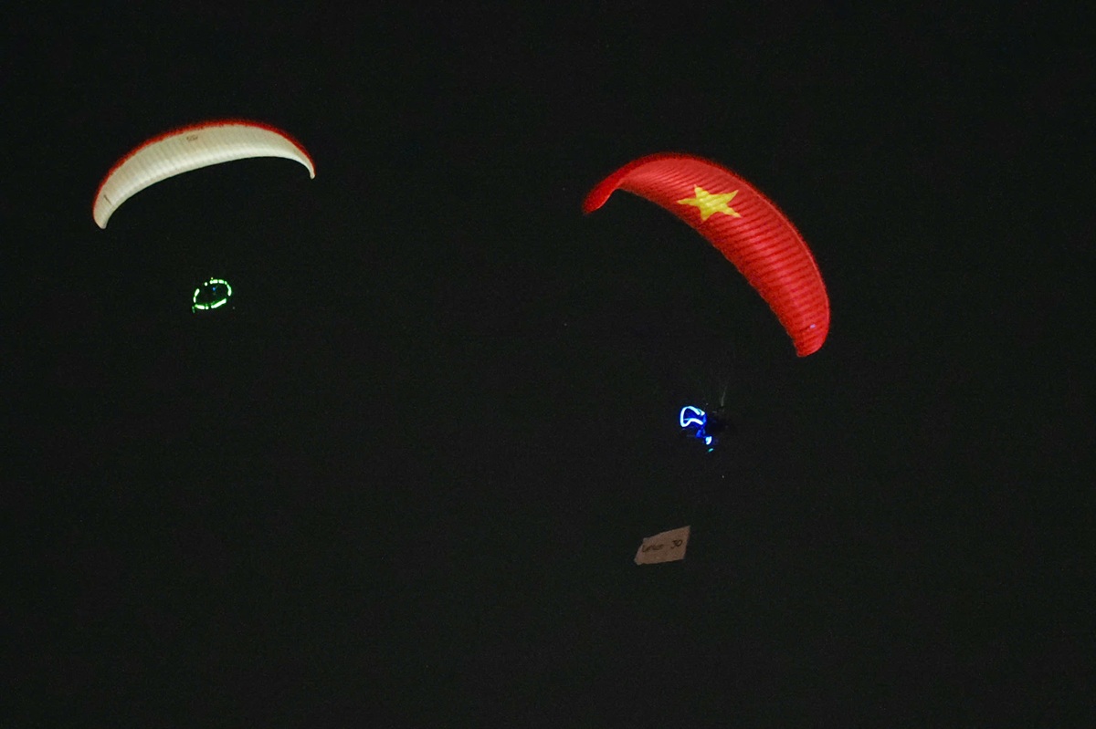 Dù lượn tỏa sáng, khuấy động không gian ven sông Sài Gòn - 2