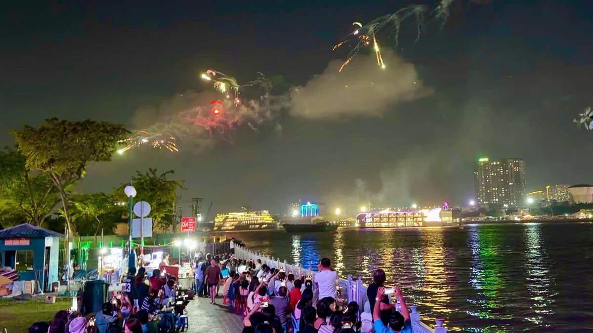 Dù lượn tỏa sáng, khuấy động không gian ven sông Sài Gòn - 9