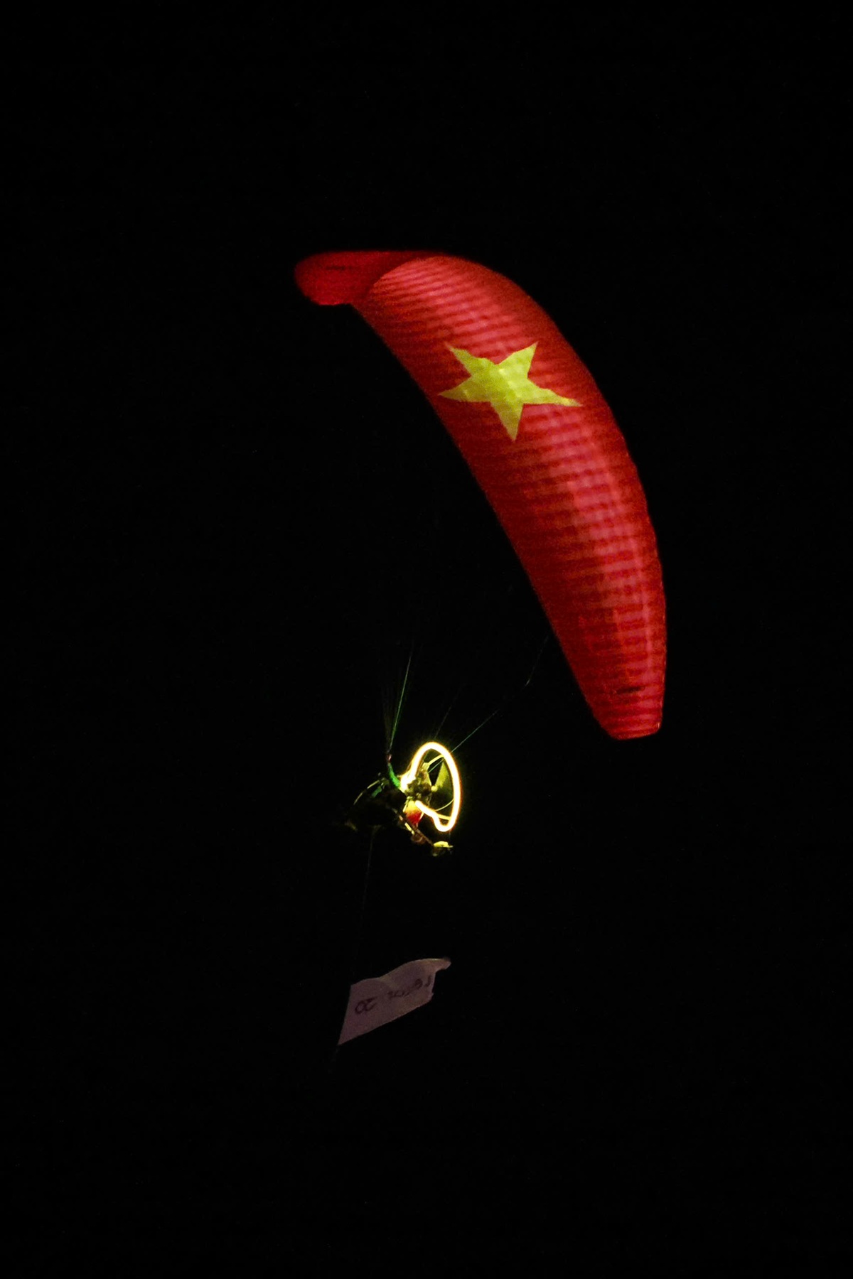 Dù lượn tỏa sáng, khuấy động không gian ven sông Sài Gòn - 4