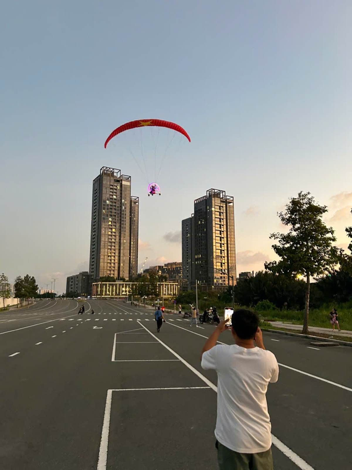 Dù lượn tỏa sáng, khuấy động không gian ven sông Sài Gòn - 8