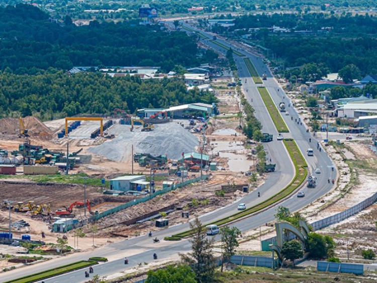 Soi tuyến đường 10 làn xe xuyên đảo đầu tiên của Việt Nam tại Phú Quốc