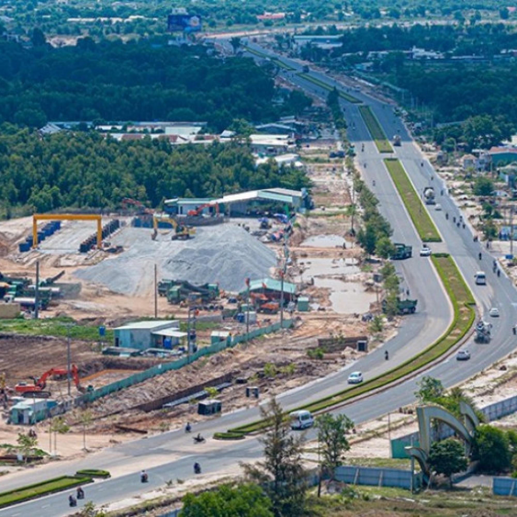  - Soi tuyến đường 10 làn xe xuyên đảo đầu tiên của Việt Nam tại Phú Quốc