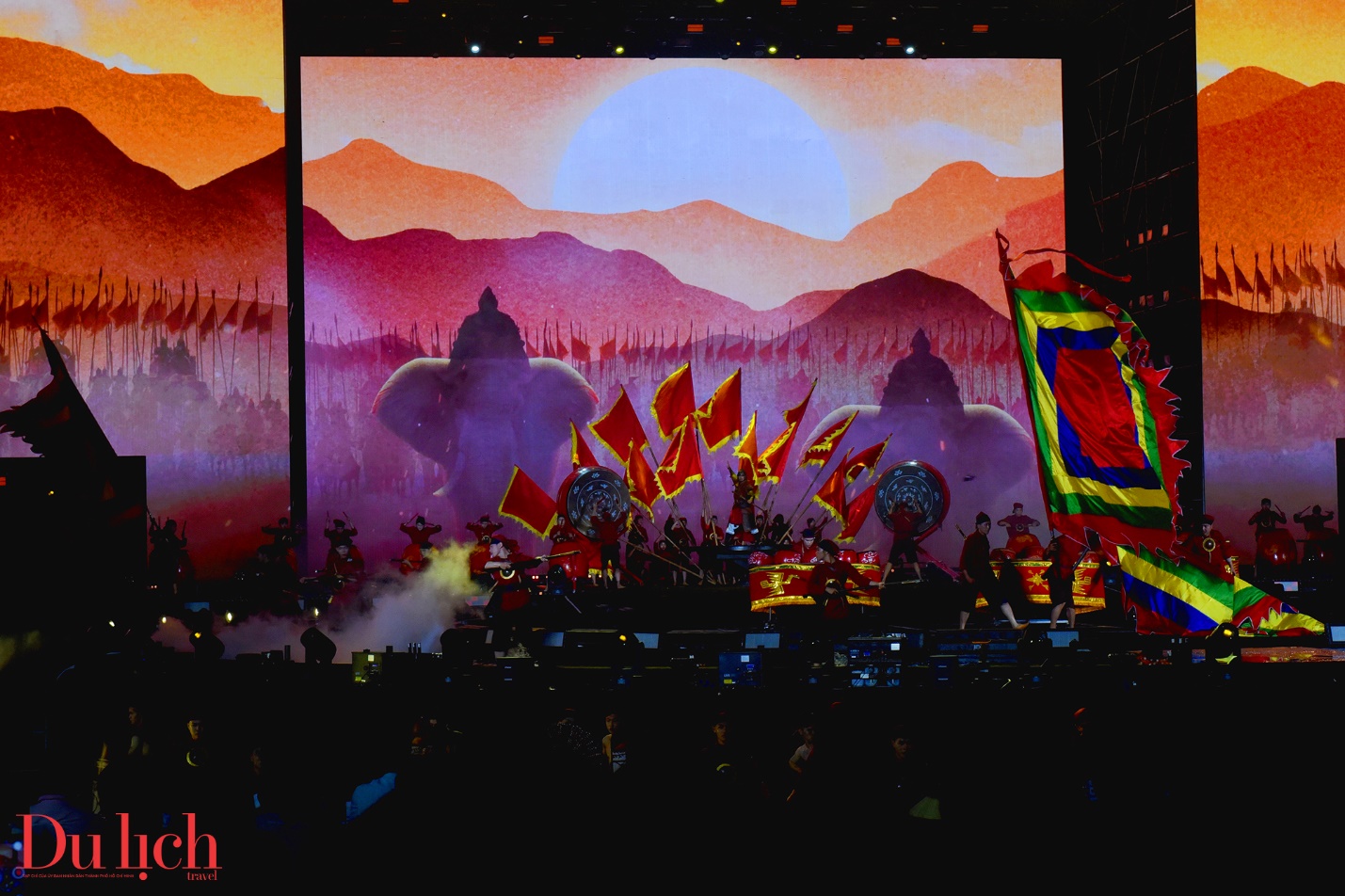 ban giao huong “dai ngan cham bien xanh” thang hoa cam xuc trong dem khai mac - 8