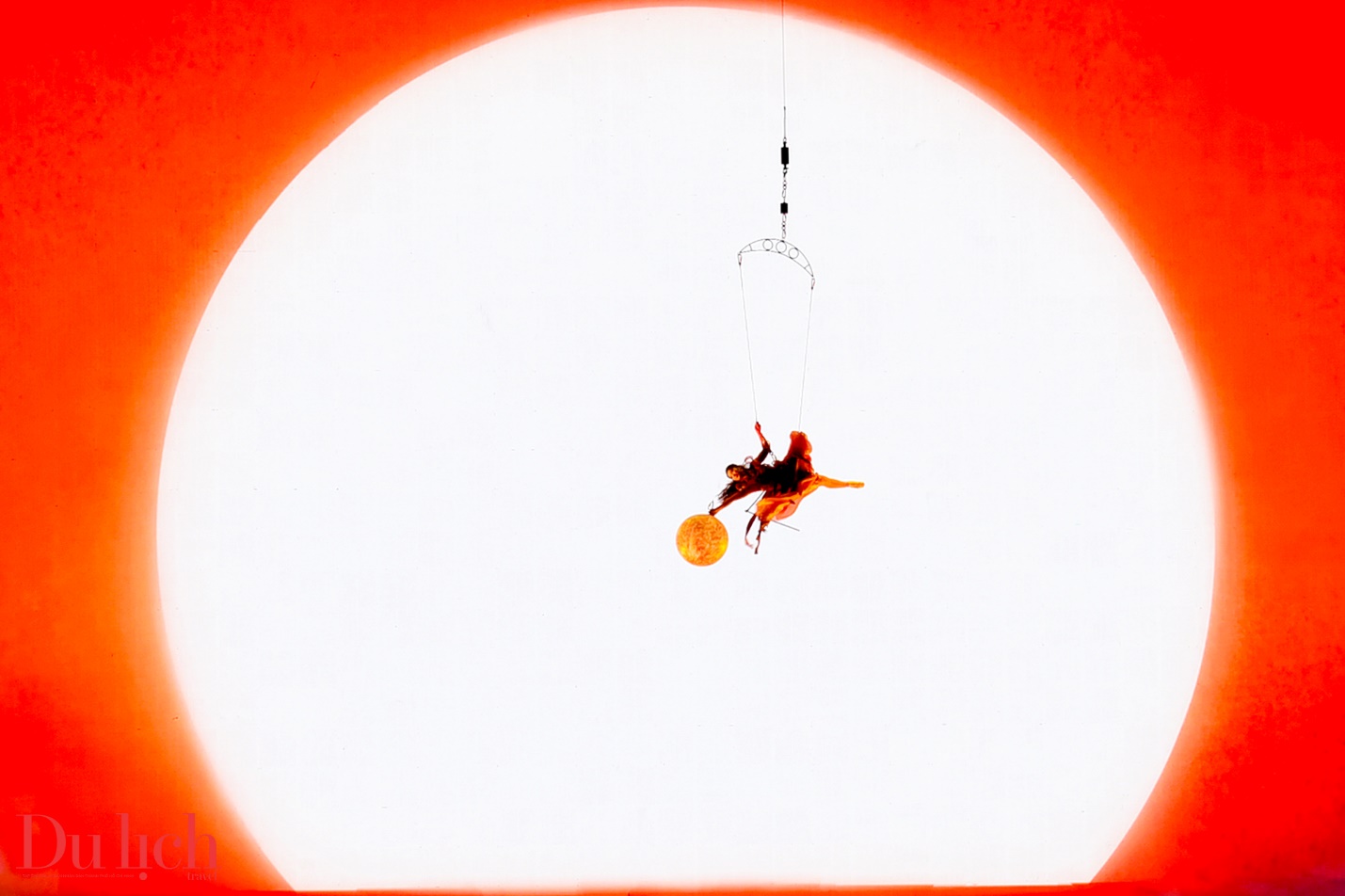 ban giao huong “dai ngan cham bien xanh” thang hoa cam xuc trong dem khai mac - 9