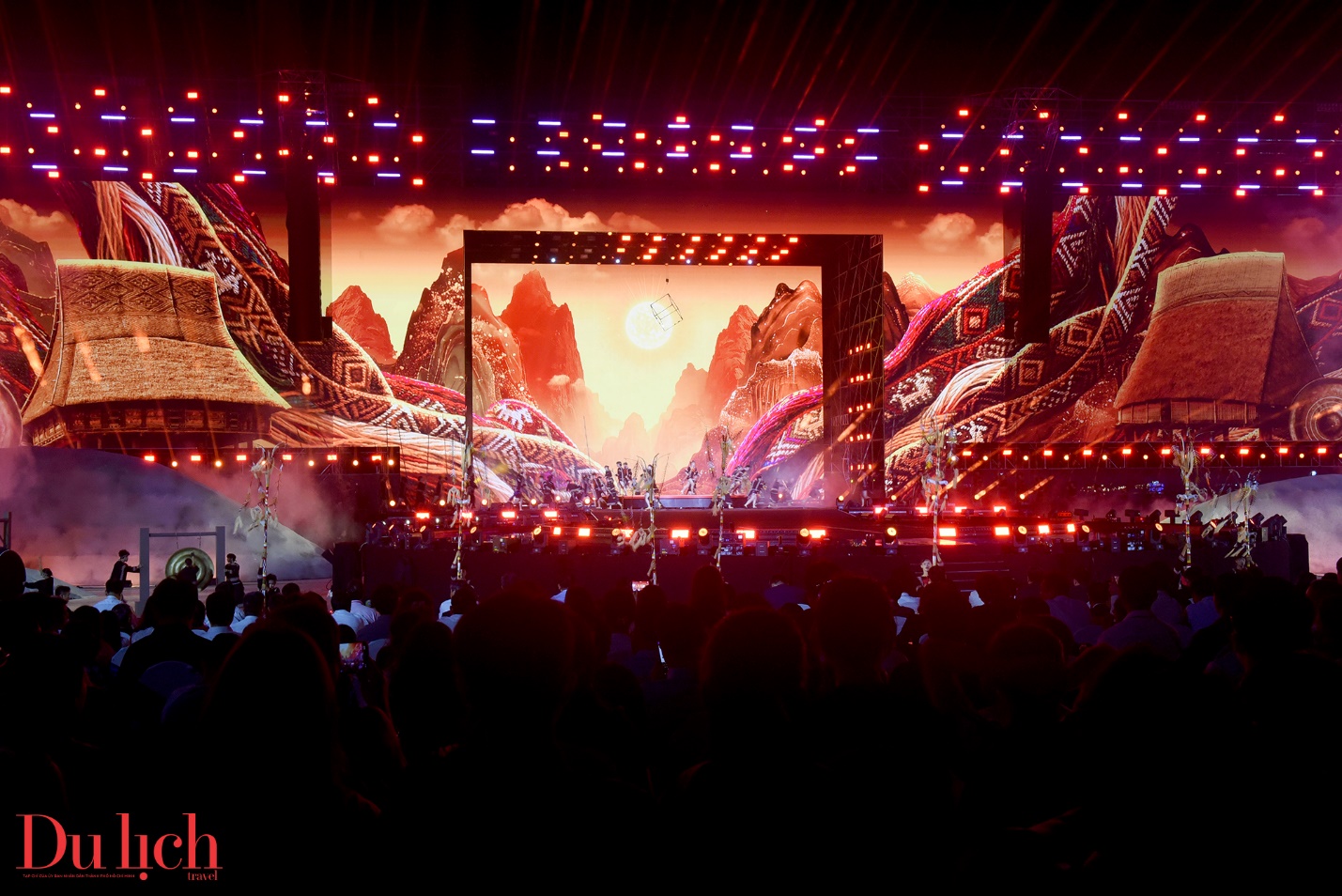 ban giao huong “dai ngan cham bien xanh” thang hoa cam xuc trong dem khai mac - 10