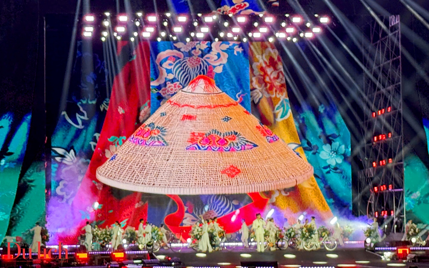 ban giao huong “dai ngan cham bien xanh” thang hoa cam xuc trong dem khai mac - 16