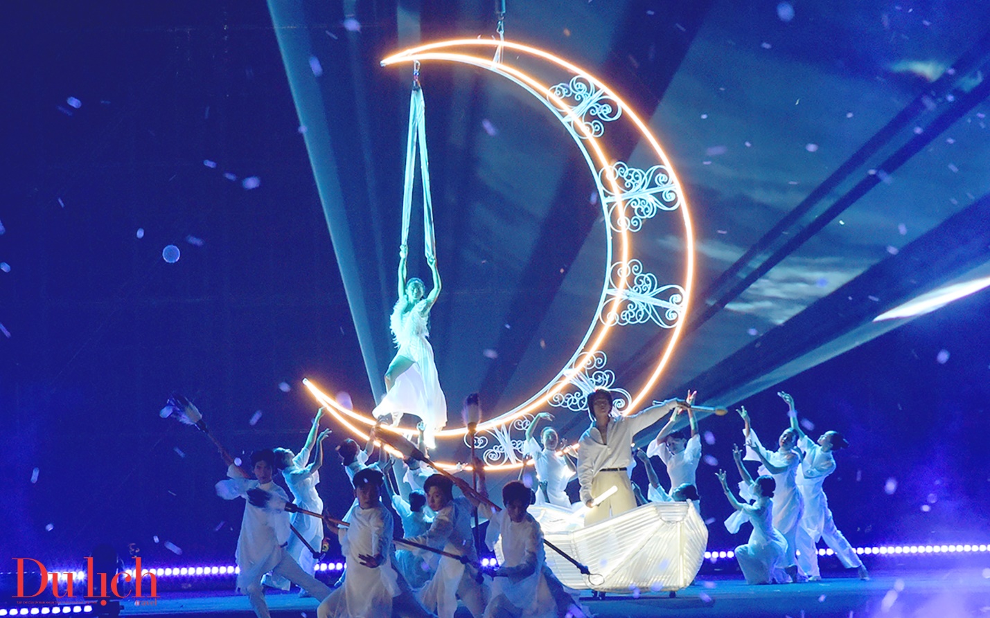 ban giao huong “dai ngan cham bien xanh” thang hoa cam xuc trong dem khai mac - 17