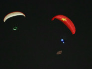 Dù lượn tỏa sáng, khuấy động không gian ven sông Sài Gòn