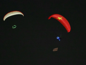  - Dù lượn tỏa sáng, khuấy động không gian ven sông Sài Gòn