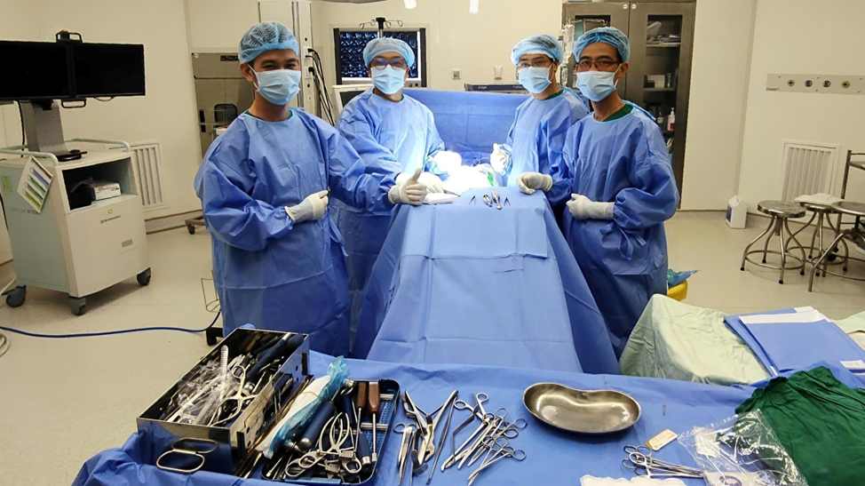 Bệnh viện ở Lâm Đồng phẫu thuật thành công 2 ca thoát vị đĩa đệm cột sống đầu tiên - 1