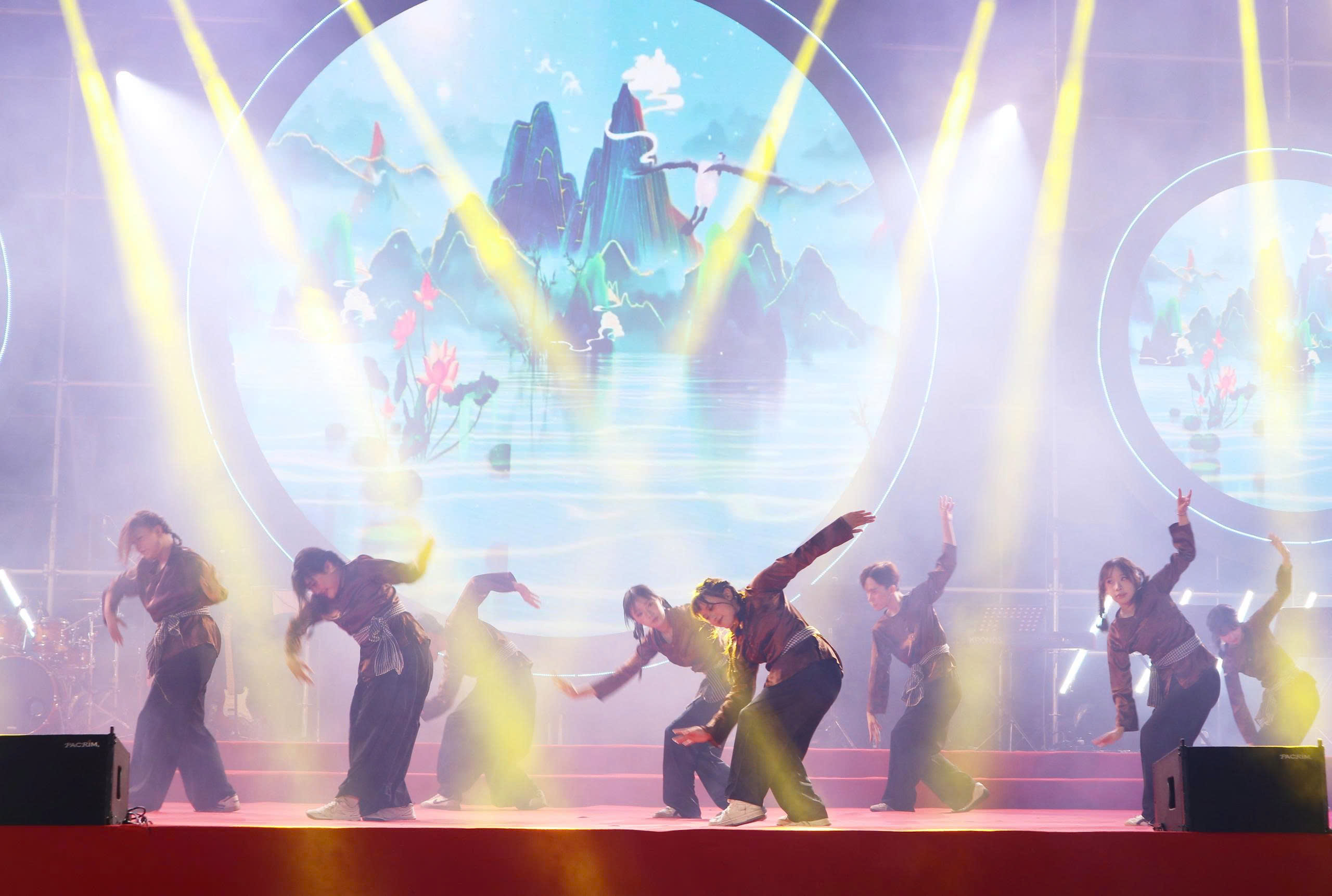 Đặc sắc chương trình nghệ thuật chào mừng thành công cuộc bầu cử ở Lâm Đồng - 3