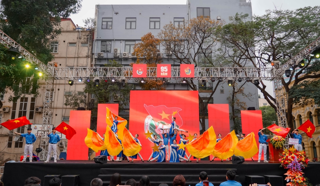 'Khi tôi 18' khẳng định sức trẻ và niềm tự hào dân tộc trong mỗi học sinh THPT Việt Đức - 1