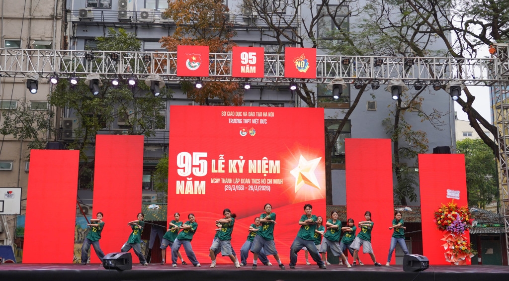 'Khi tôi 18' khẳng định sức trẻ và niềm tự hào dân tộc trong mỗi học sinh THPT Việt Đức - 2