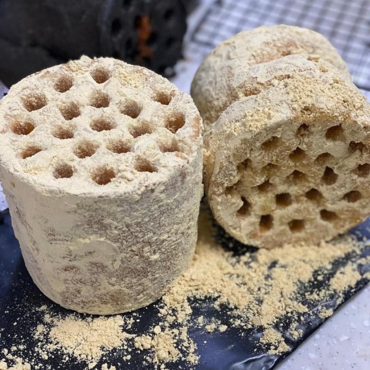 Bánh mì than tổ ong ở Sài Gòn - 1