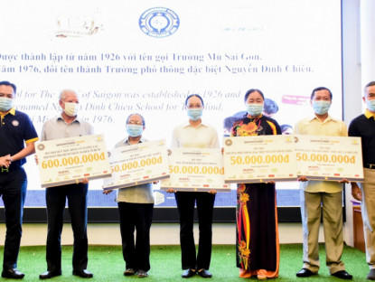 Chuyện hay - Saigontourist Group trao tặng 650 suất học bổng cho trẻ em nghèo hiếu học