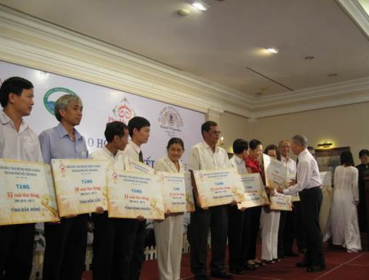Hội bảo Trợ Bệnh nhân nghèo Thành Phố Hồ Chí Minh:  Trao Học bổng cho HSSV nghèo, khuyết tật hiếu học năm học 2010 – 2011 - 1