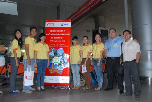 Tình nguyện viên đón du khách  tại Tân Sơn Nhất - 3