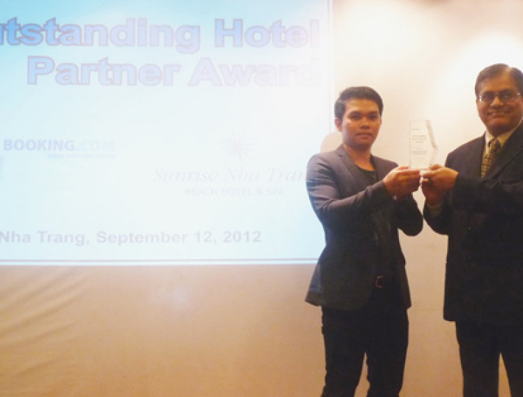 Khách sạn Sunrise Nha Trang: Được trao giải thưởng Đối tác Khách sạn Xuất sắc năm 2011 - 1
