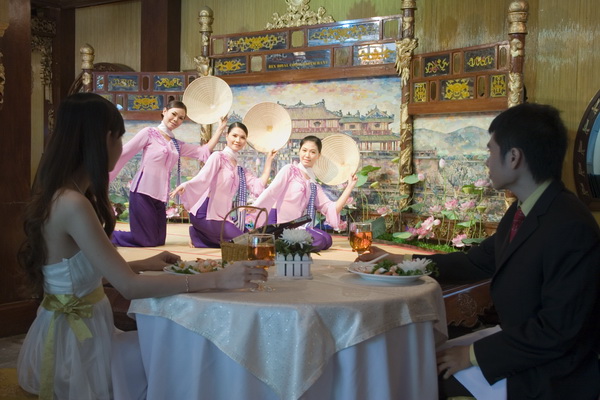 REX HOTEL SAIGON & HỌA SĨ VĂN DƯƠNG THÀNH - 4