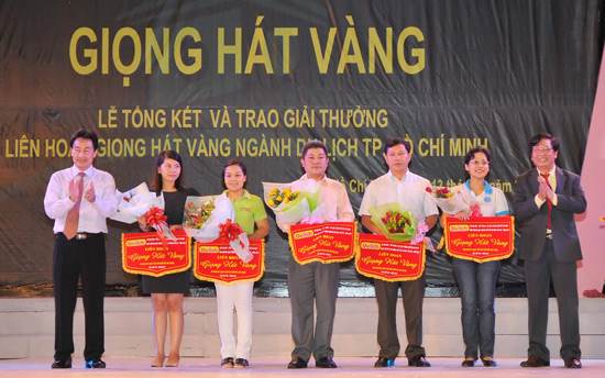 TƯNG BỪNG, TRẺ TRUNG VỚI GIỌNG HÁT VÀNG 2012 - 3