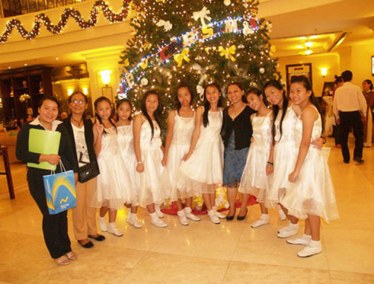 Khách sạn Sunrise Nha Trang: Cây Noel gây quỹ tình thương - 1