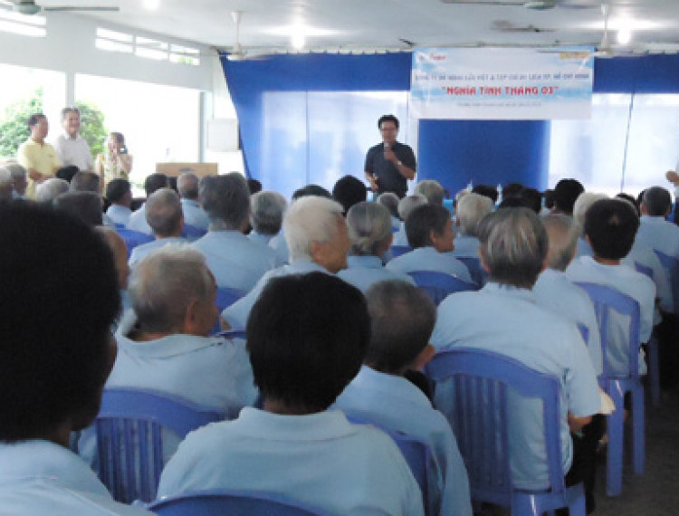 Công ty Dã ngoại Lửa Việt và Tạp Chí Du lịch TPHCM thăm, tặng quà Trung tâm Nuôi dưỡng Bảo trợ người bại liệt Thạnh Lộc – Q12-TP.HCM - 1