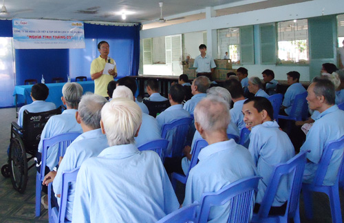 Công ty Dã ngoại Lửa Việt và Tạp Chí Du lịch TPHCM thăm, tặng quà Trung tâm Nuôi dưỡng Bảo trợ người bại liệt Thạnh Lộc – Q12-TP.HCM - 2