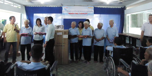 Công ty Dã ngoại Lửa Việt và Tạp Chí Du lịch TPHCM thăm, tặng quà Trung tâm Nuôi dưỡng Bảo trợ người bại liệt Thạnh Lộc – Q12-TP.HCM - 3