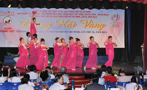 Tưng bừng khai mạc Vòng Chung kết Xếp giải Liên hoan Giọng hát Vàng Ngành Du lịch TP.HCM, lần IX, năm 2013 - 1