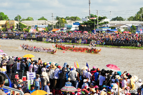 FESTIVAL ĐUA GHE NGO ĐỒNG BÀO KHMER VÙNG ĐBSCL – SÓC TRĂNG LẦN I – 2013:  Festival Đua Ghe Ngo là đặc trưng Văn hóa Tây Nam Bộ - 13