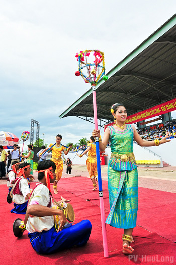 FESTIVAL ĐUA GHE NGO ĐỒNG BÀO KHMER VÙNG ĐBSCL – SÓC TRĂNG LẦN I – 2013:  Festival Đua Ghe Ngo là đặc trưng Văn hóa Tây Nam Bộ - 7