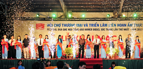 FESTIVAL ĐUA GHE NGO ĐỒNG BÀO KHMER VÙNG ĐBSCL – SÓC TRĂNG LẦN I – 2013:  Festival Đua Ghe Ngo là đặc trưng Văn hóa Tây Nam Bộ - 8