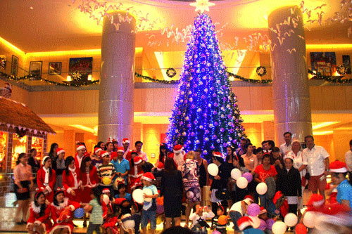 Nha Trang: Trẻ mồ côi đón Noel tại khách sạn 5 sao - 1