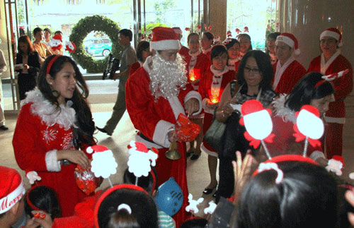Nha Trang: Trẻ mồ côi đón Noel tại khách sạn 5 sao - 3