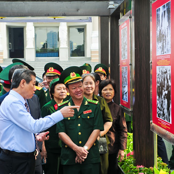 TP.Hồ Chí Minh: Triển lãm ảnh  “Truyền thống hào hùng của Quân đội Nhân dân Việt Nam” - 5